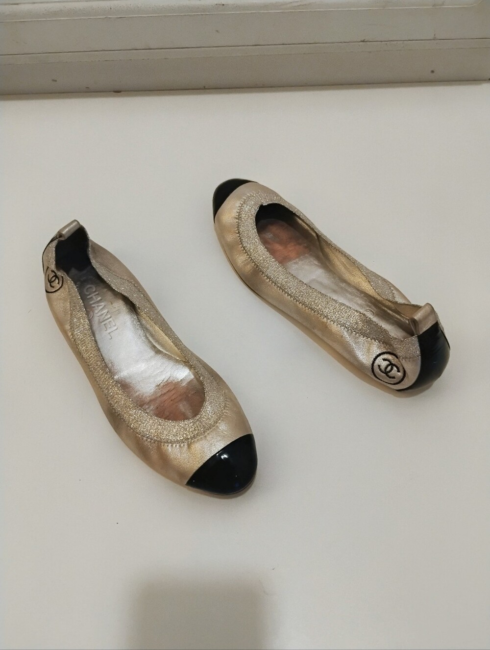 CHANEL Silver Metallic and Black Leather Ballet Flats With CC Logo Size 39